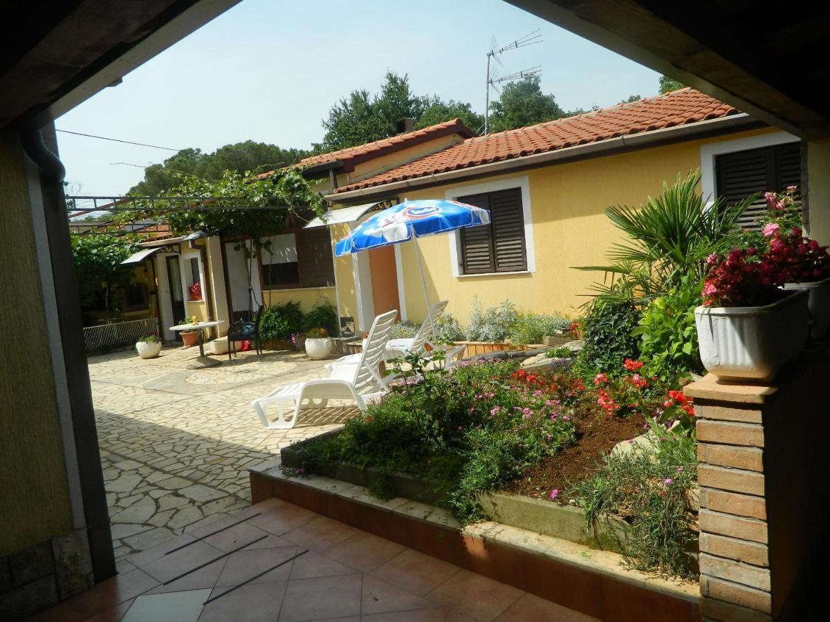 Apartments Vila Vanda Porec Exterior photo